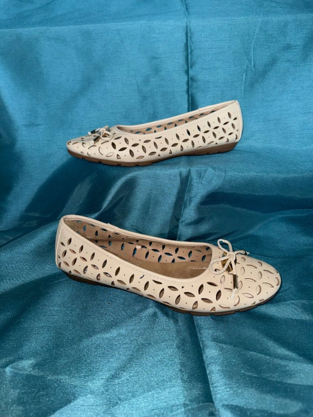 Women's White Mountain ballet flats with bow detail